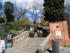 Puerta de Mariano de Cavia