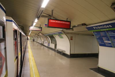 Metro Pirámides